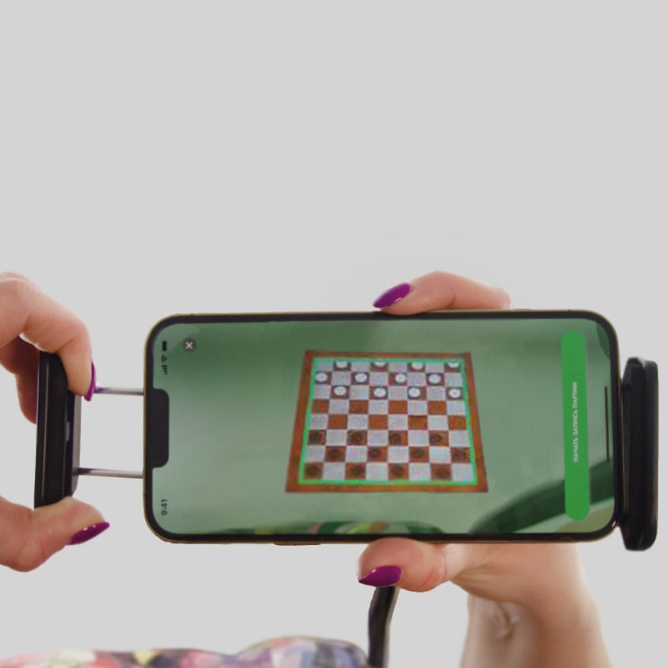 Закрепите телефон в держателе